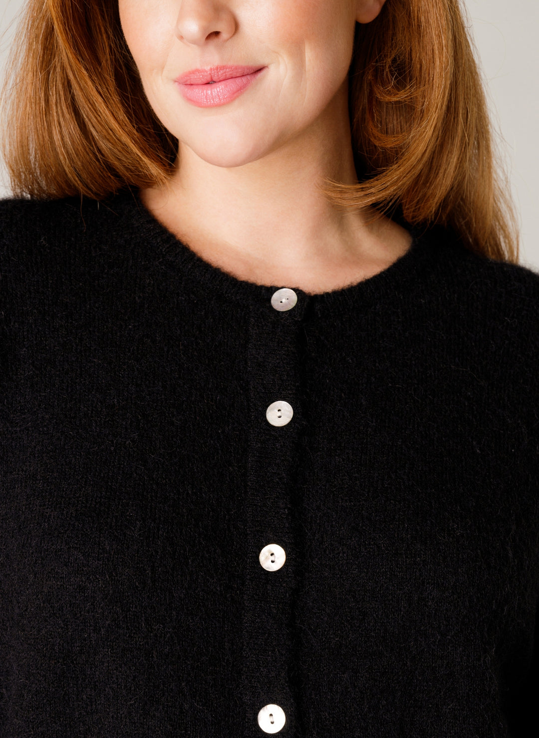 Zwart vest met parelmoer knopen