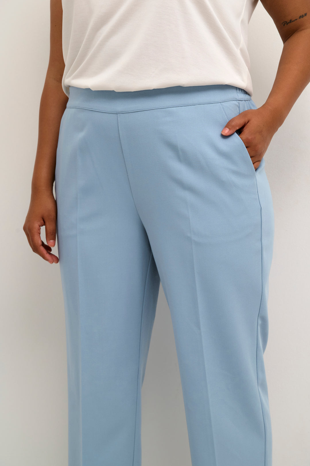 lichtblauwe cropped broek - kaffe curve - - grote maten - dameskleding - kledingwinkel - herent - leuven