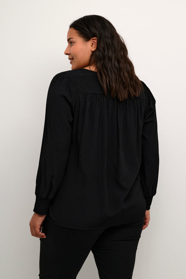 zwarte blouse met toon op toon print - kaffe curve - - grote maten - dameskleding - kledingwinkel - herent - leuven