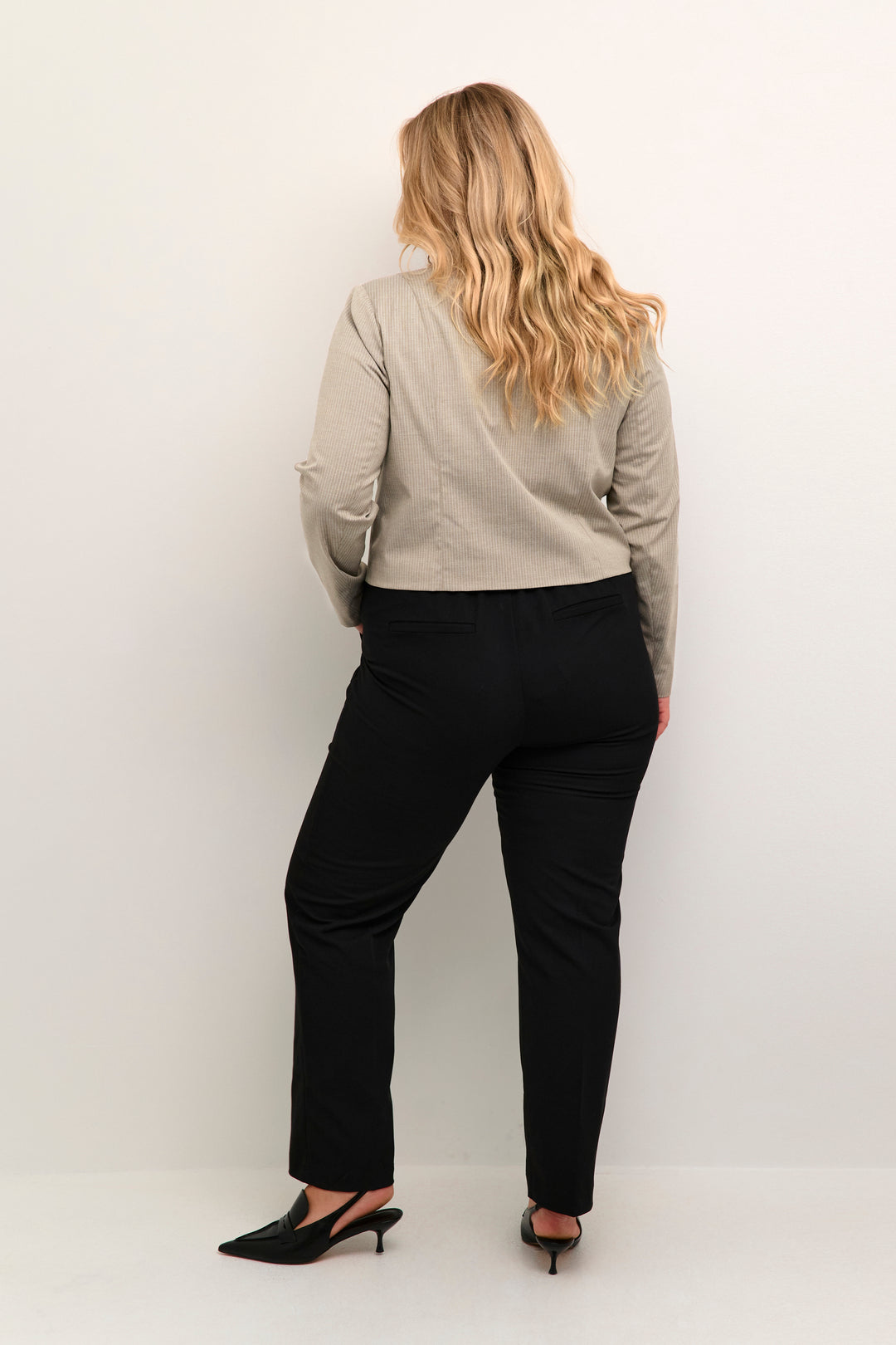 cropped blazer met fijne krijtstreep - kaffe curve - - grote maten - dameskleding - kledingwinkel - herent - leuven