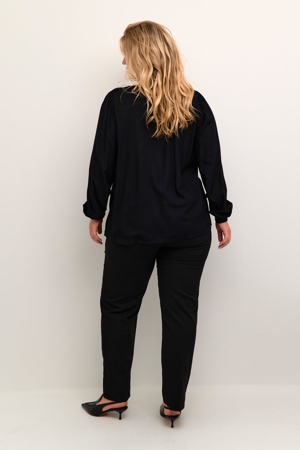 zwarte blouse met kant op schouders - kaffe curve - - grote maten - dameskleding - kledingwinkel - herent - leuven
