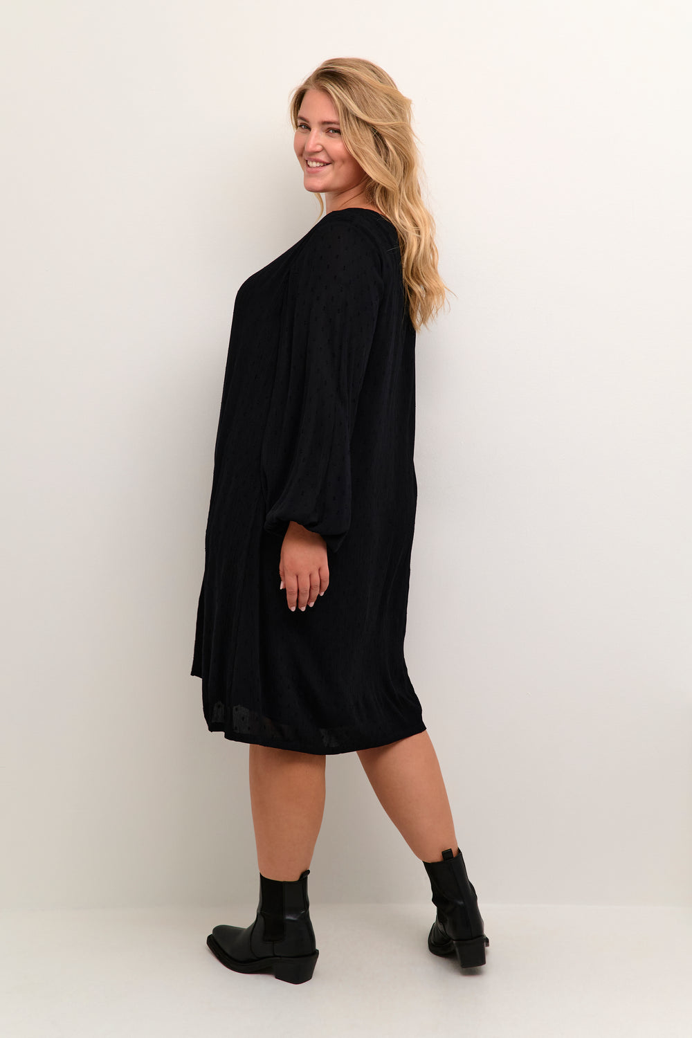 zwarte jurk met toon op toon print - kaffe curve - - grote maten - dameskleding - kledingwinkel - herent - leuven