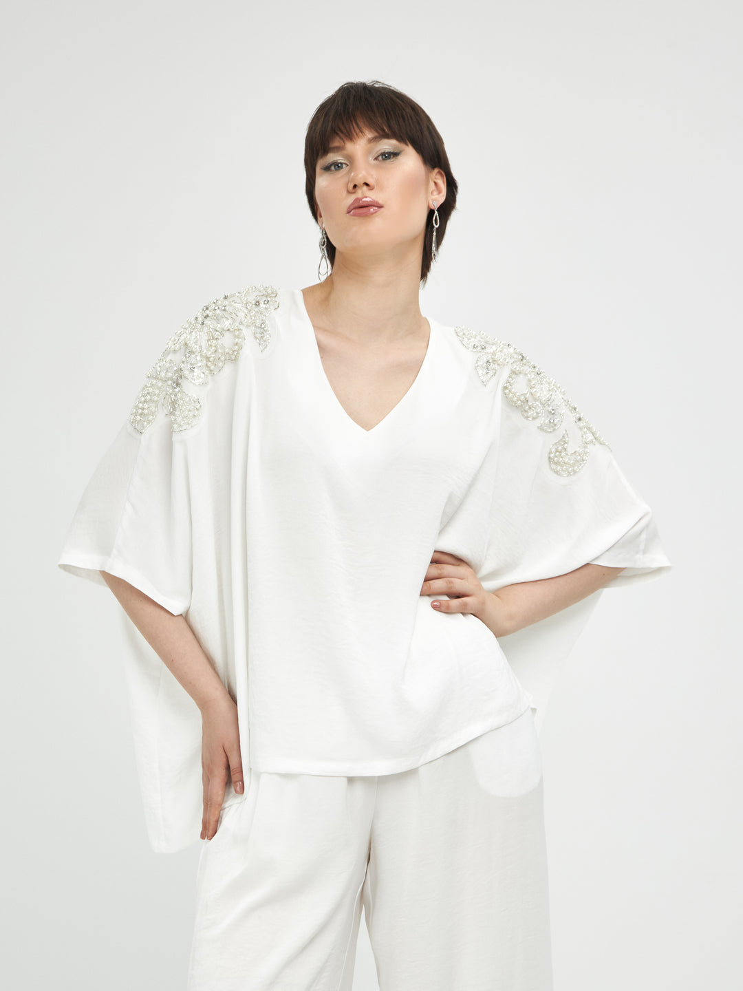 witte blouse met parelafwerking - mat fashion - 8101.1075-white - grote maten - dameskleding - kledingwinkel - herent - leuven