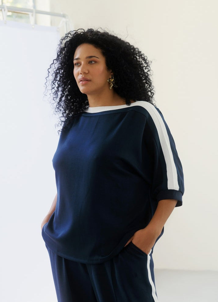 Donkerblauwe top met streep