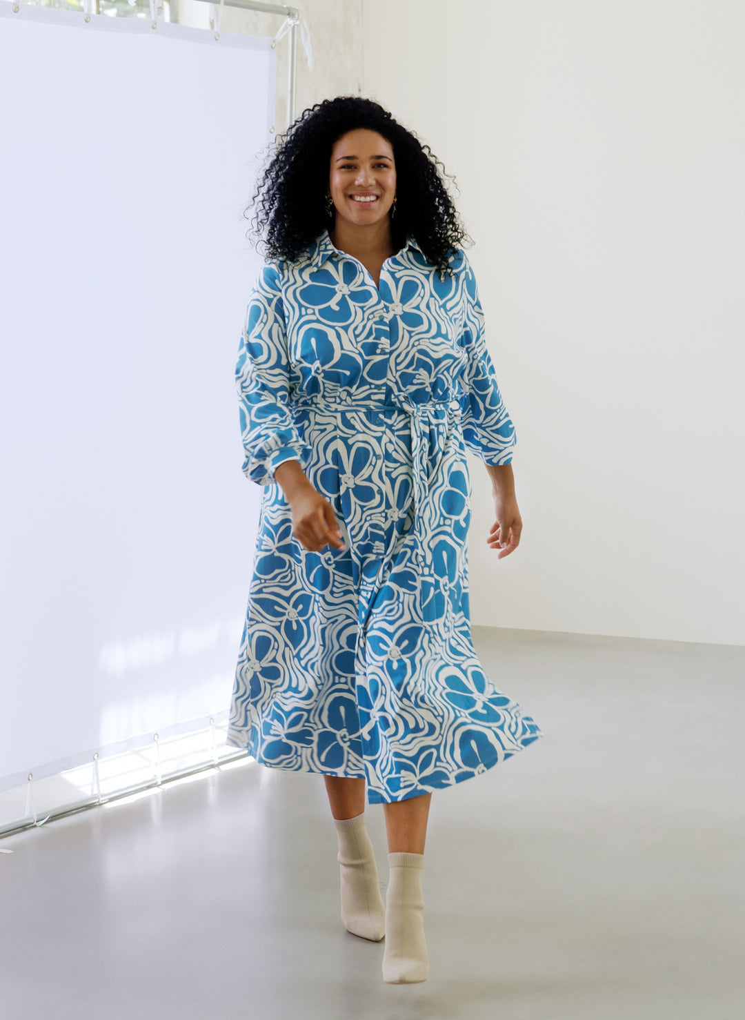 Blauw-witte maxi doorknoopjurk