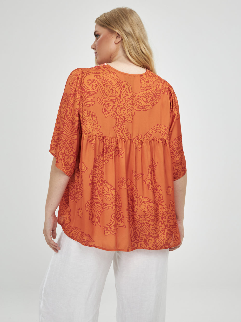 wijde blouse met mooi borduursel - mat fashion - - grote maten - dameskleding - kledingwinkel - herent - leuven