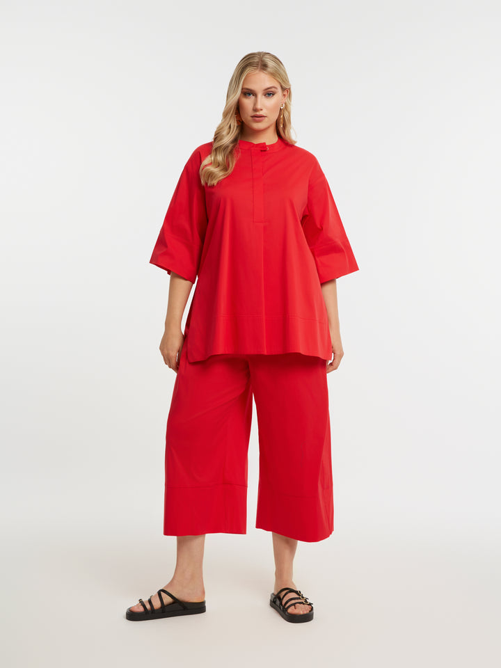 Rode Blouse Met Hoge Split