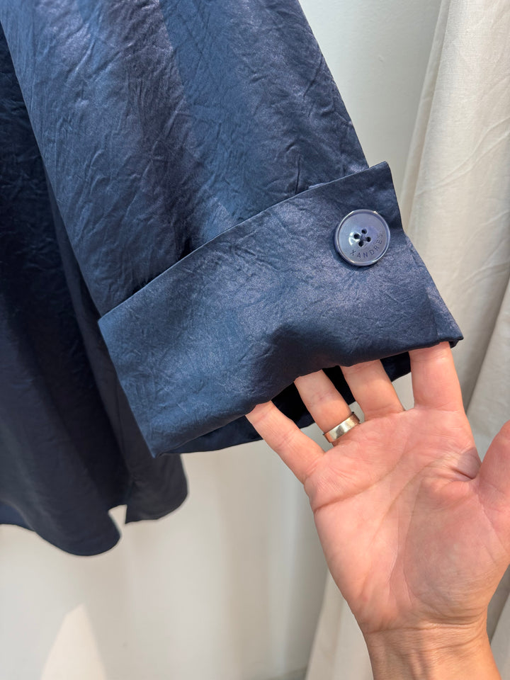 Diepblauwe blouse in glanzende crinkle-stof