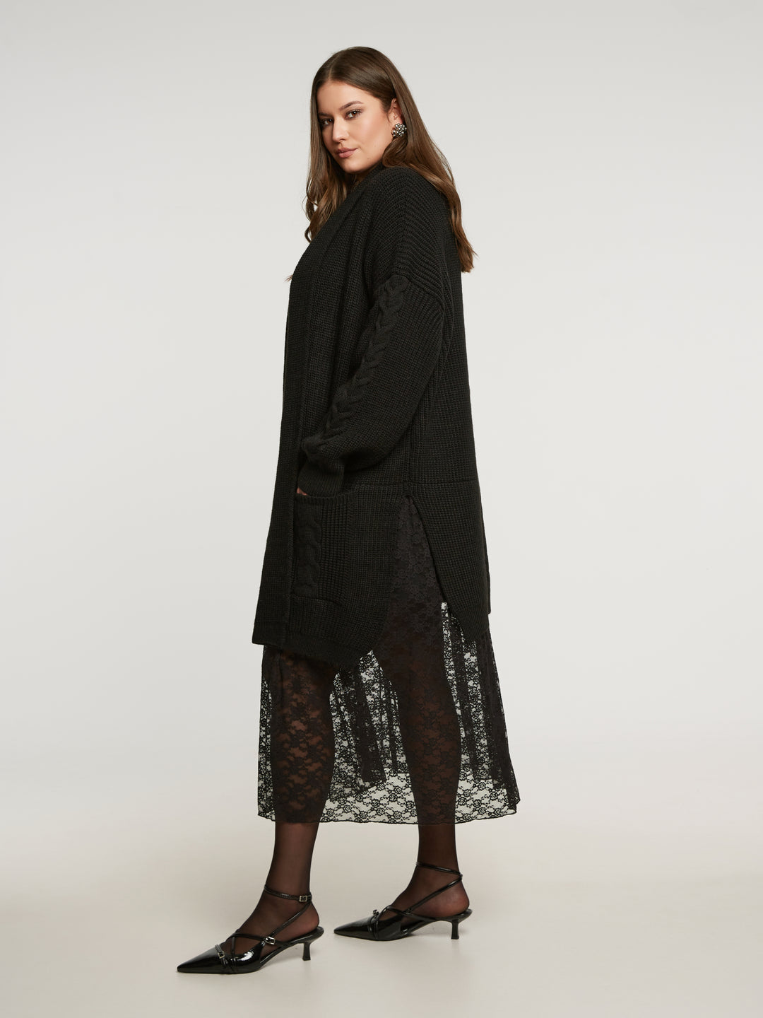 Stijlvolle Lange Zwarte Gebreide Cardigan met Kant