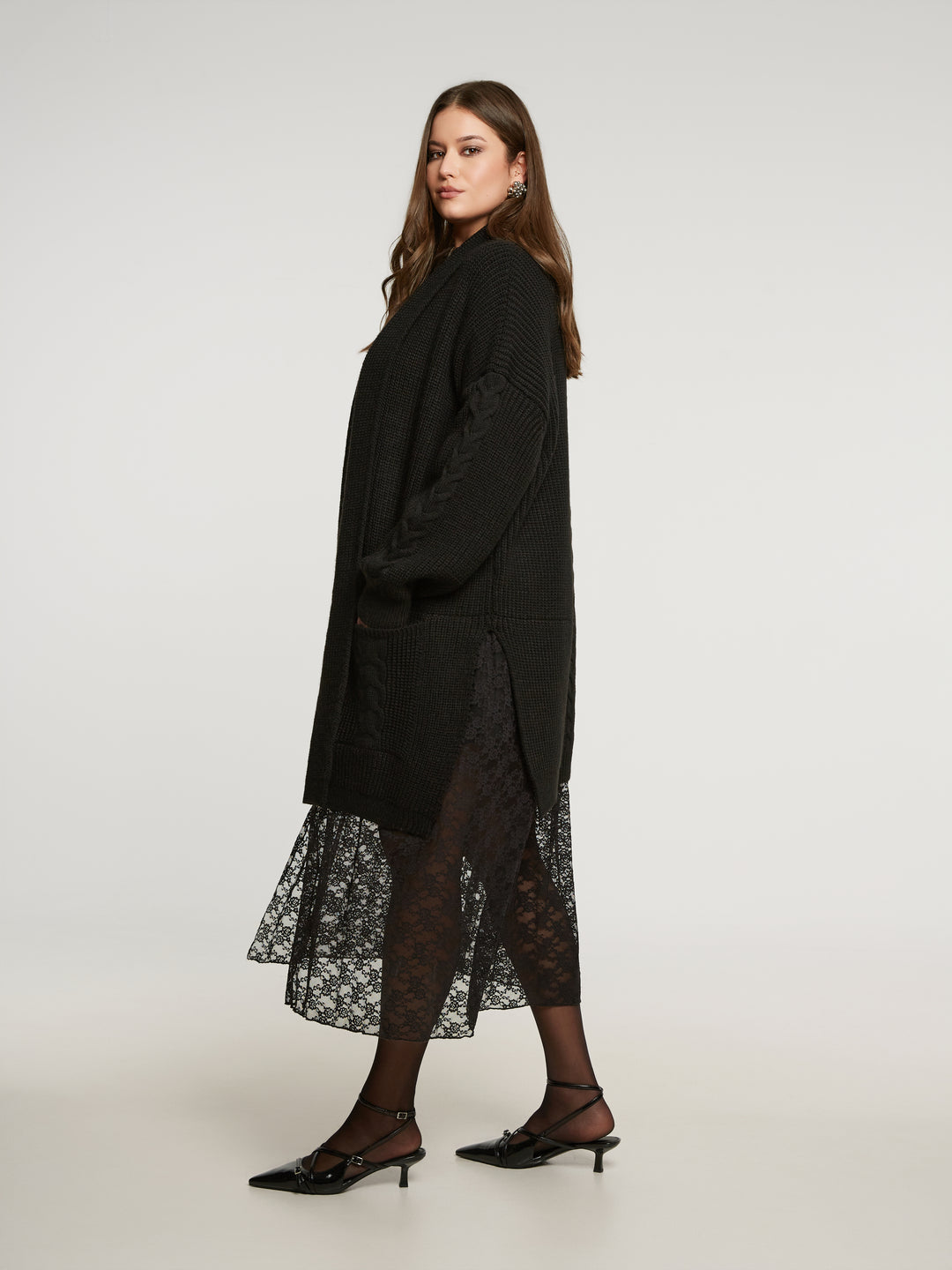 Stijlvolle Lange Zwarte Gebreide Cardigan met Kant