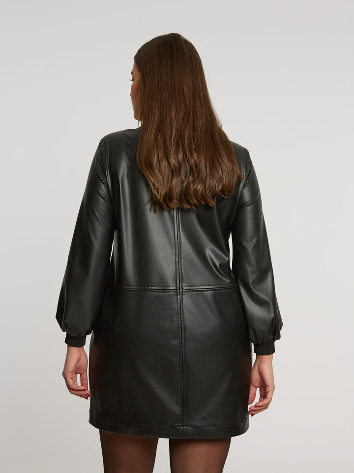 Kraftvolles Minikleid aus Kunstleder