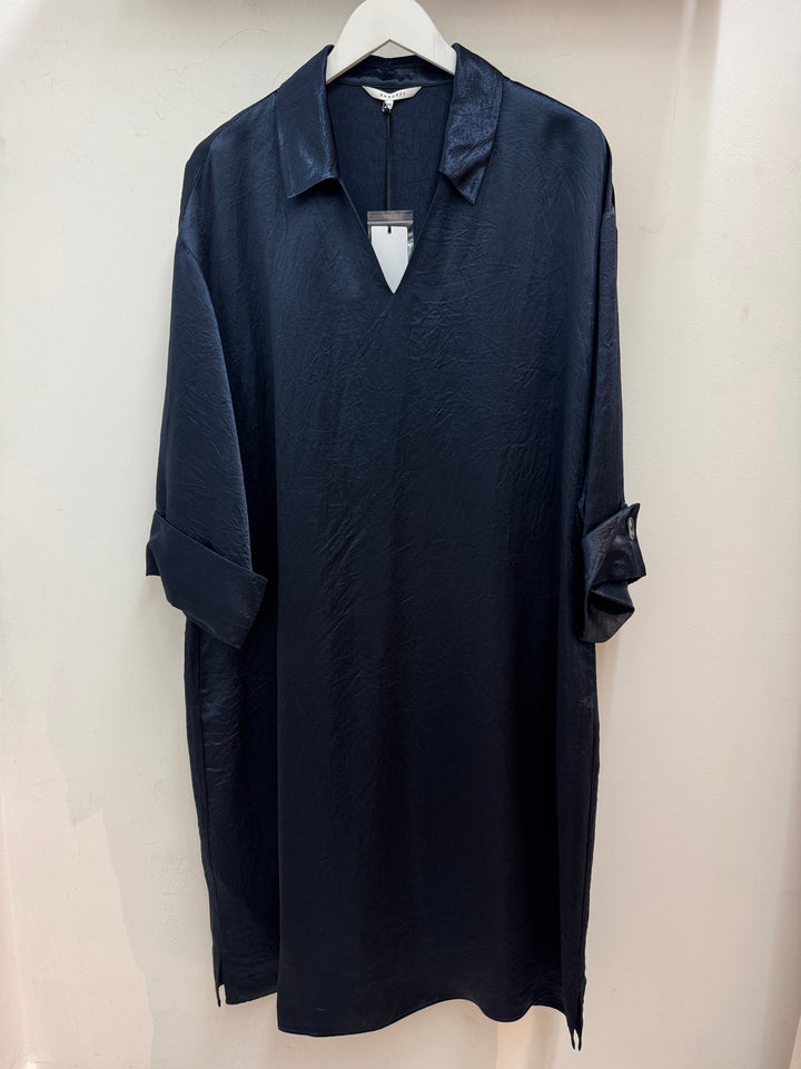 Diepblauwe jurk in glanzende crinkle-stof