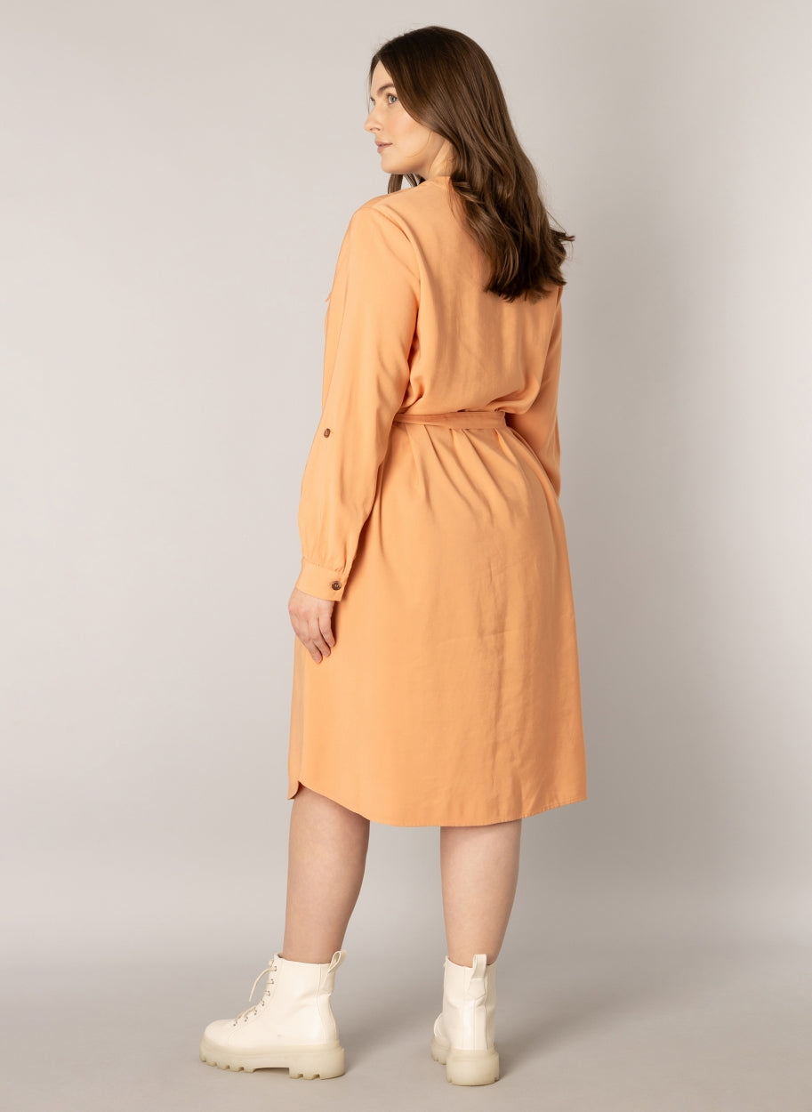 Zalmkleurige Doorknoopjurk