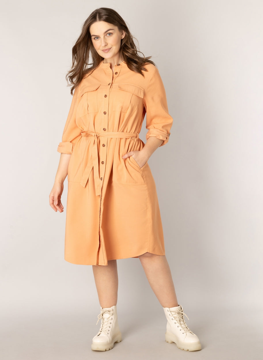 Zalmkleurige Doorknoopjurk