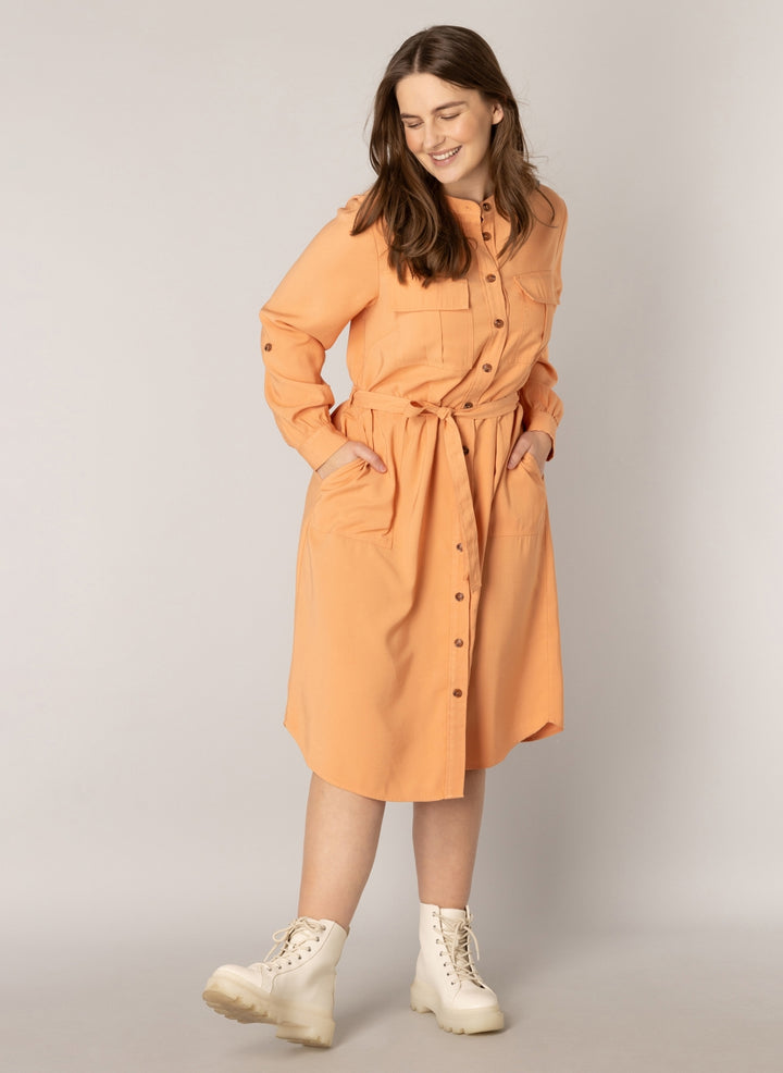 Zalmkleurige Doorknoopjurk