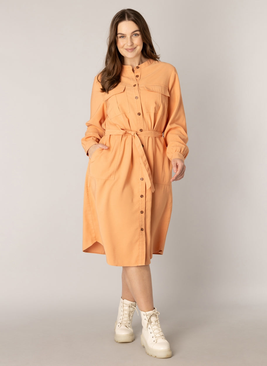 Zalmkleurige Doorknoopjurk