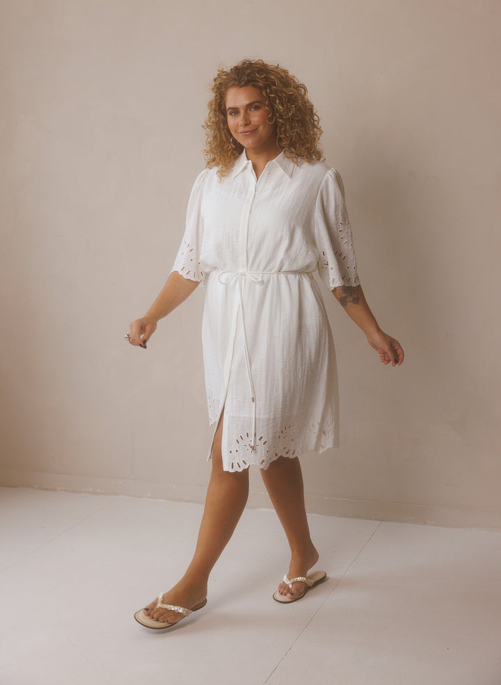 Zandkleurige Doorknoopjurk Met Broderie