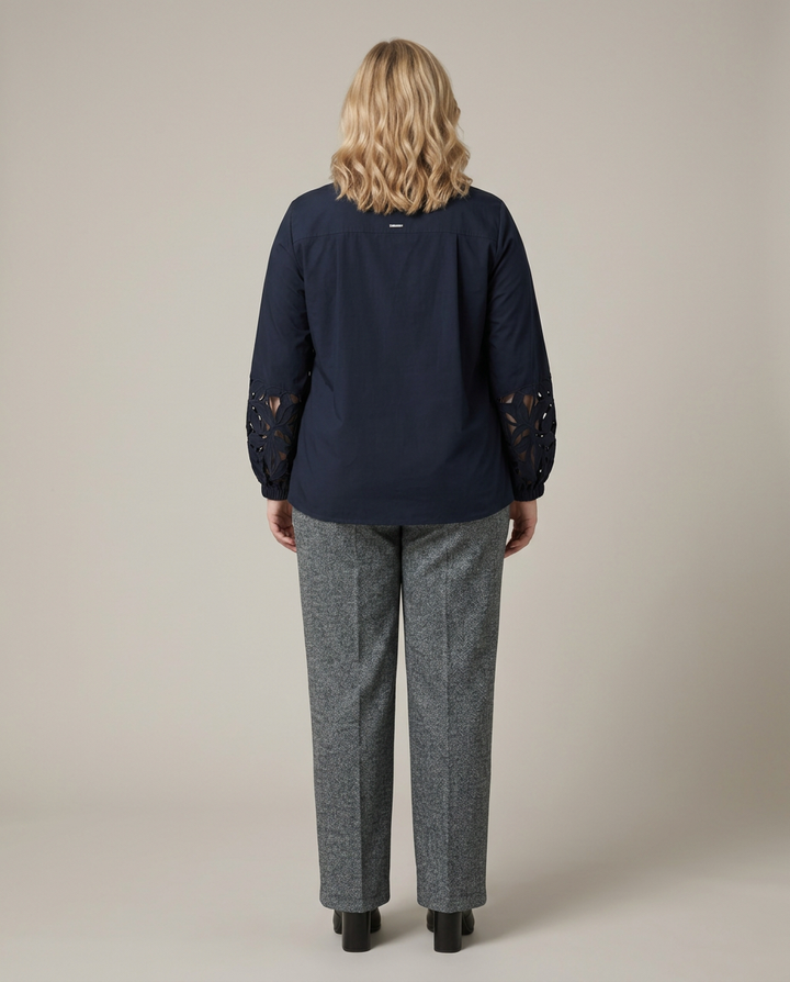Donkerblauwe Blouse met Broderie