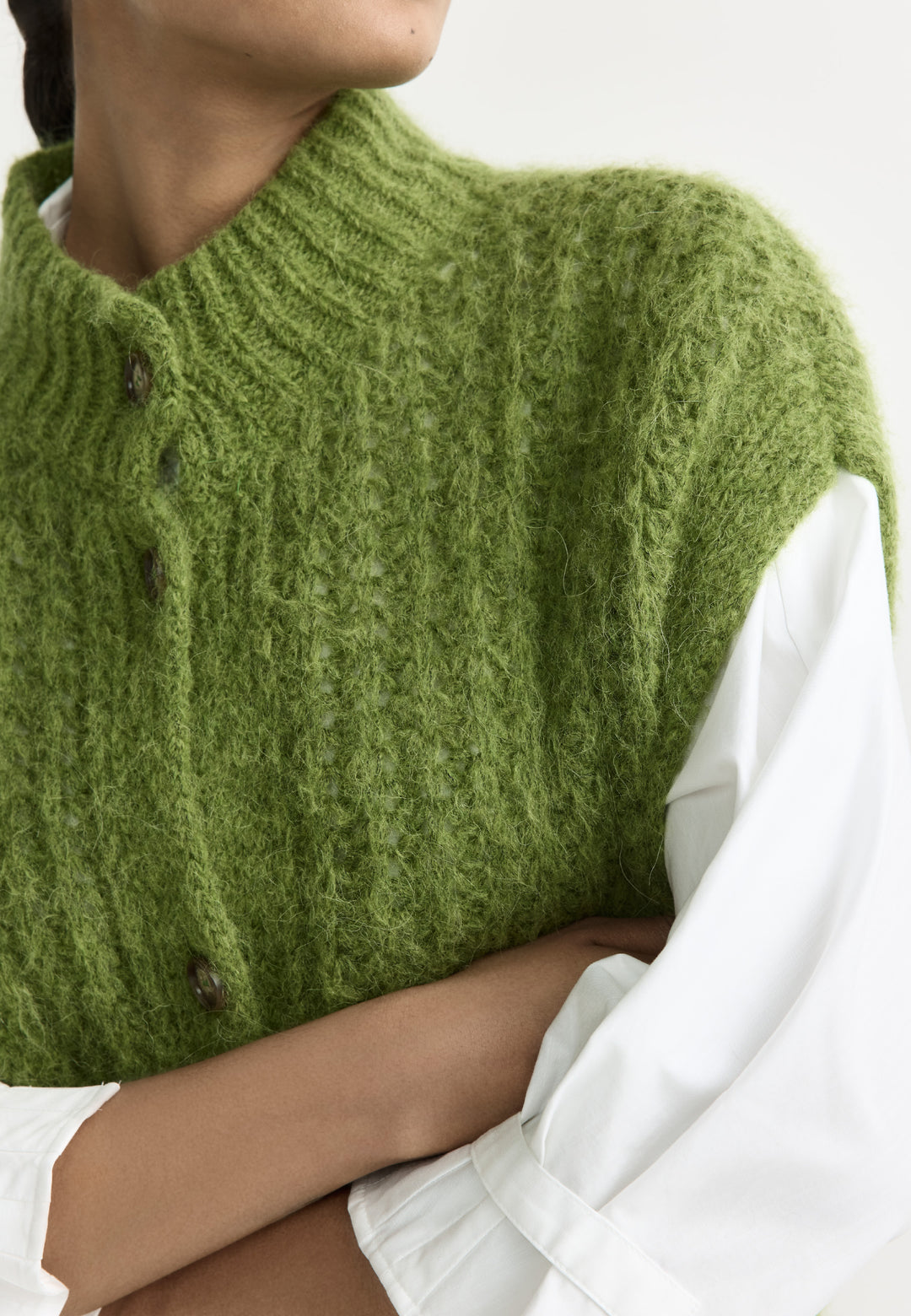 Olijfgroene Cardigan in Alpacawol met Opstaand Kraagje