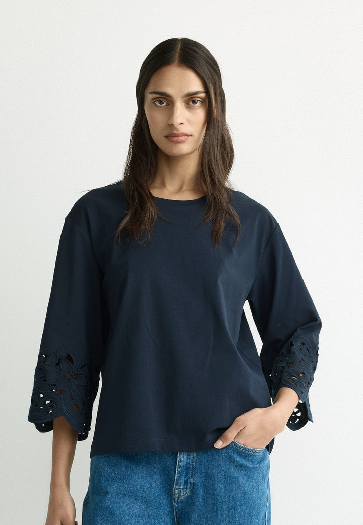 Navy T-shirt met Broderie