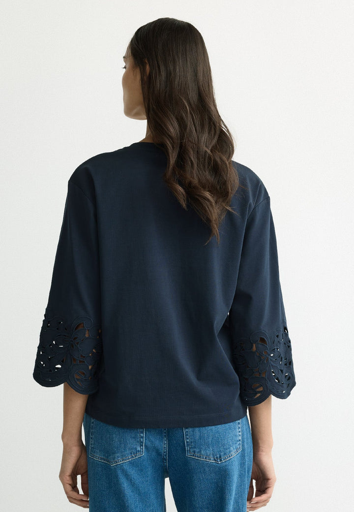 Navy T-shirt met Broderie