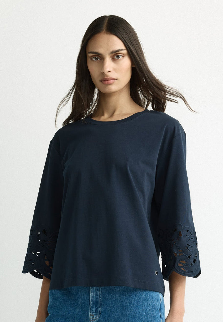 Navy T-shirt met Broderie