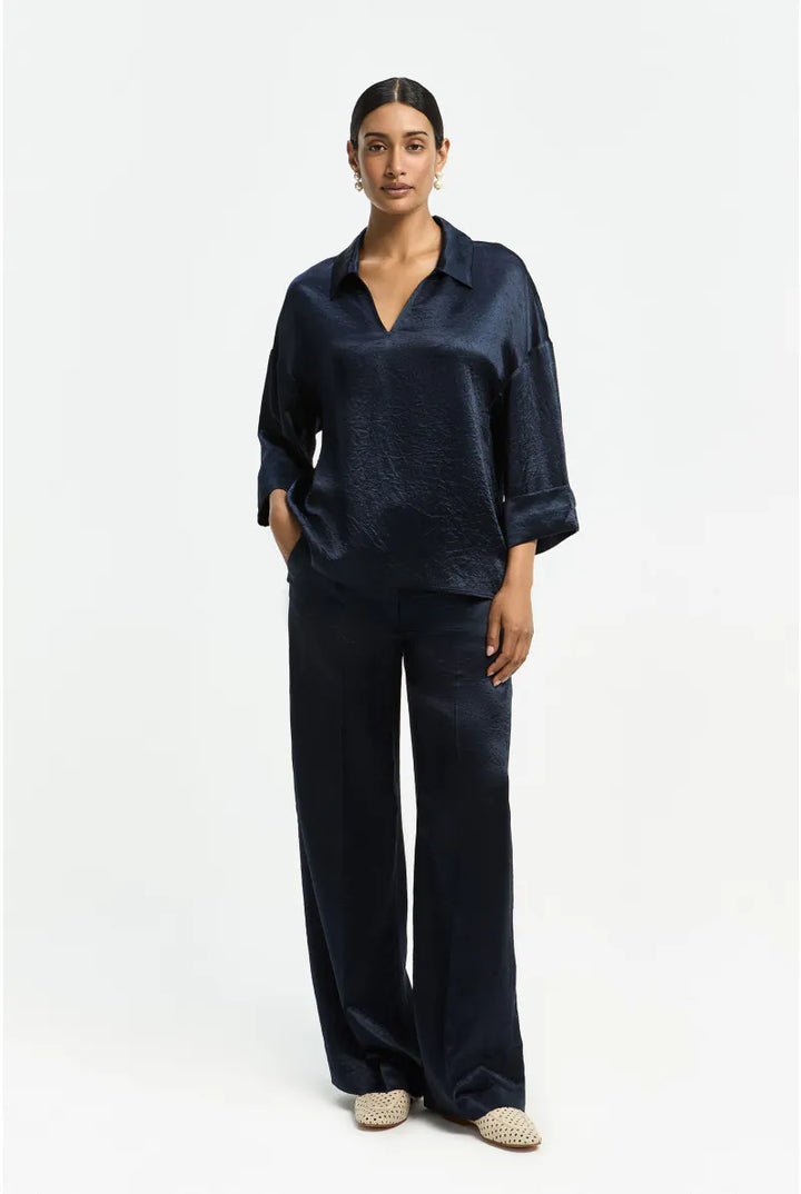 Diepblauwe broek in glanzende crinkle-stof