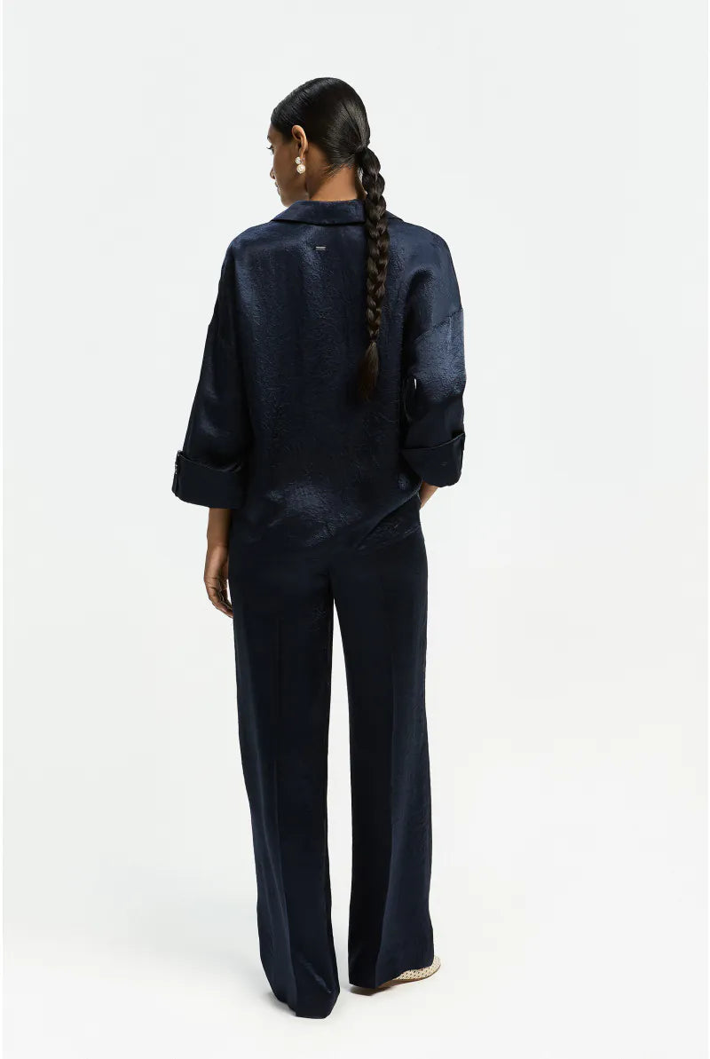 Diepblauwe broek in glanzende crinkle-stof