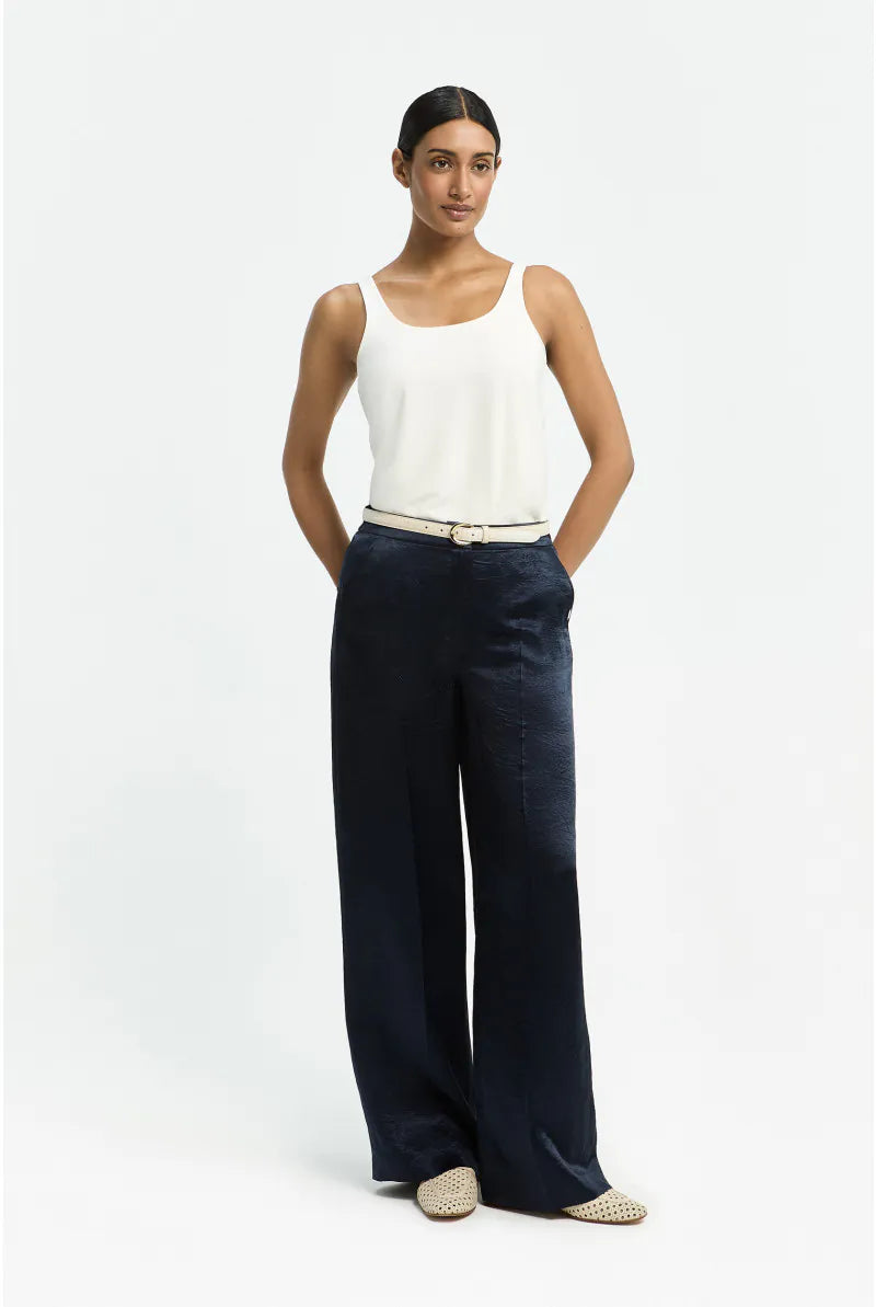 Diepblauwe broek in glanzende crinkle-stof