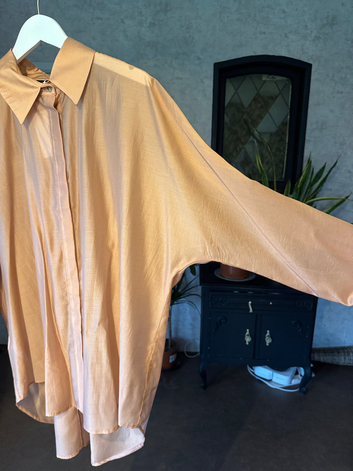 Glanzende Oversized Doorknoopblouse Abrikoos