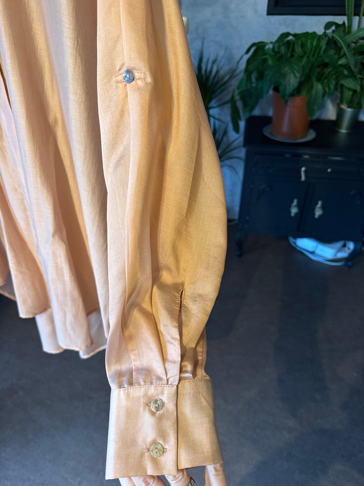 Glanzende Oversized Doorknoopblouse Abrikoos