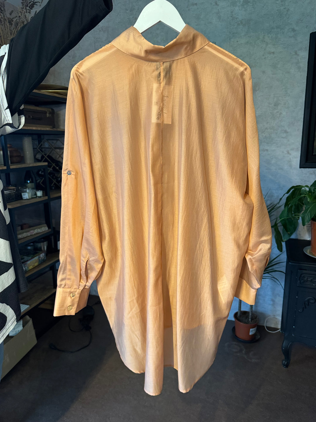 Glanzende Oversized Doorknoopblouse Abrikoos