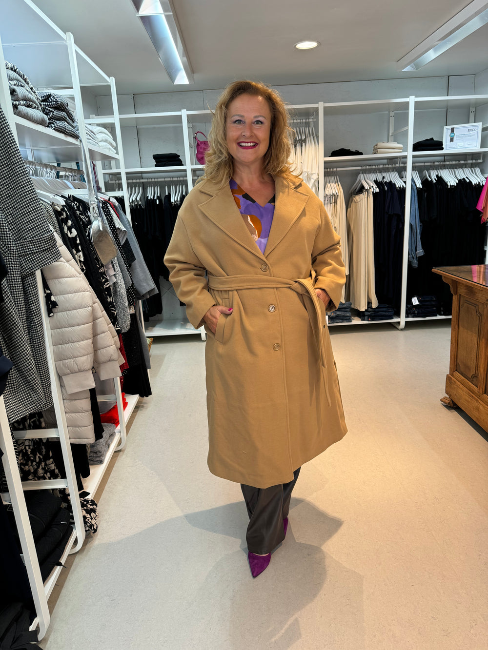 Lange Camel Mantel Met Ceintuur En Reverskraag