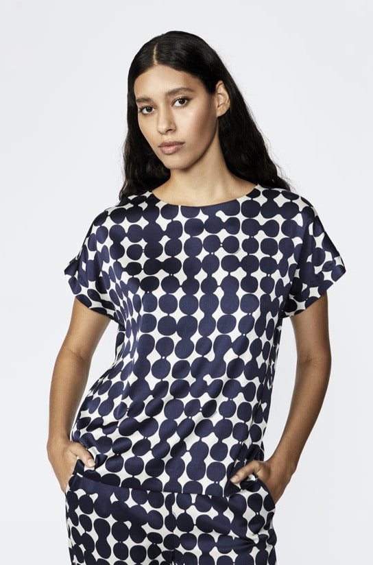 satijnen blouse met navy print - xandres - - grote maten - dameskleding - kledingwinkel - herent - leuven