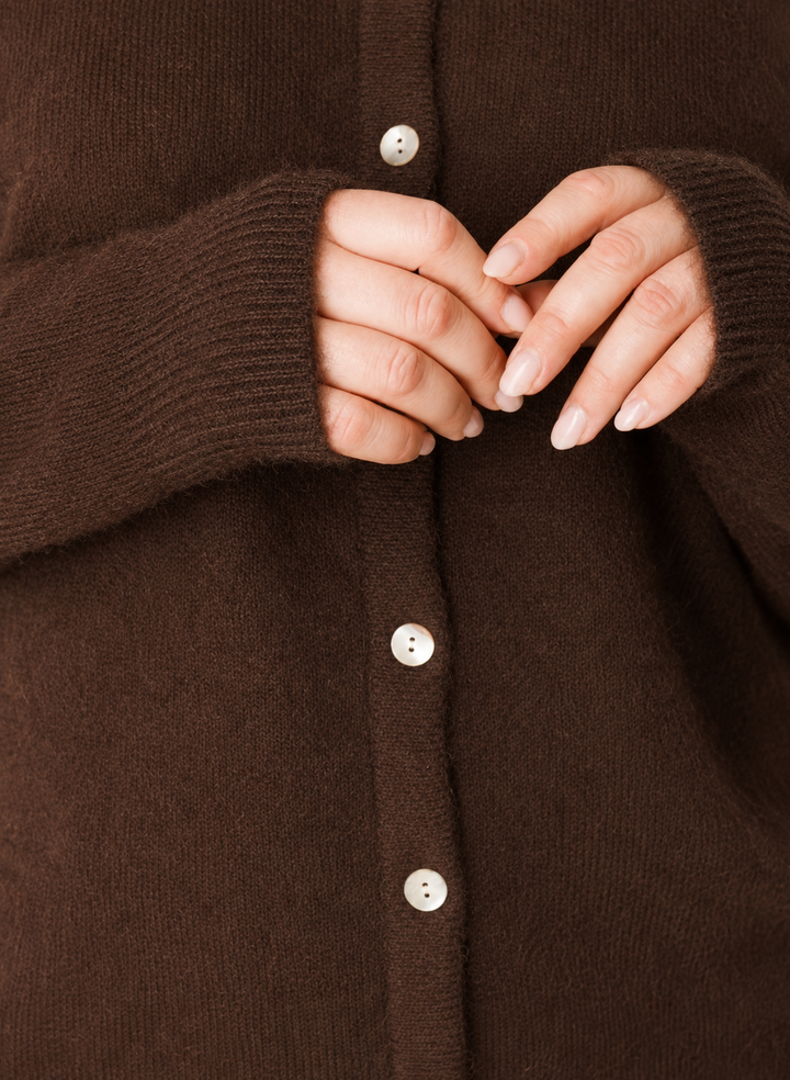 Bruine Cardigan Met Parelmoer Knopen
