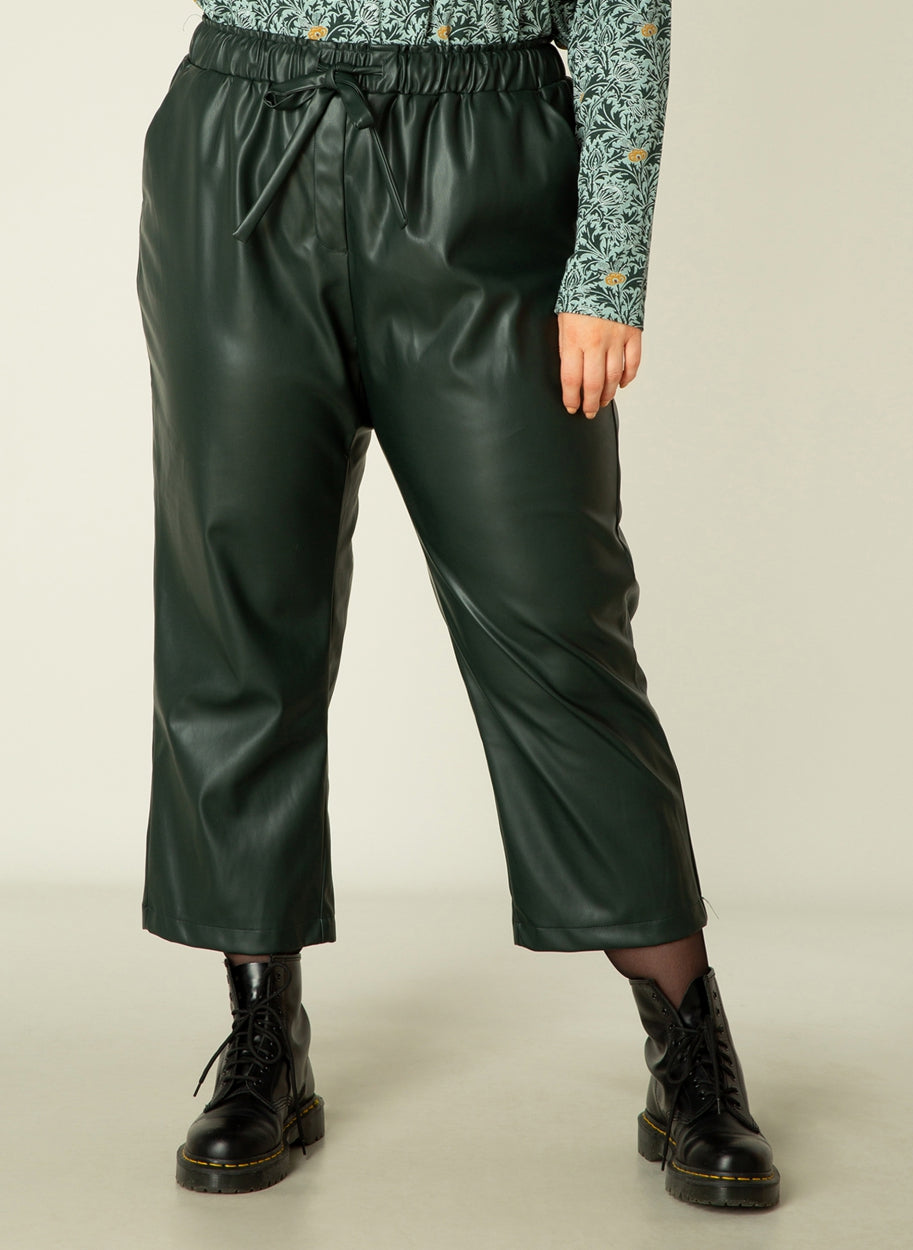 groene broek van imitatieleder - yesta - A002301 - grote maten - dameskleding - kledingwinkel - herent - leuven