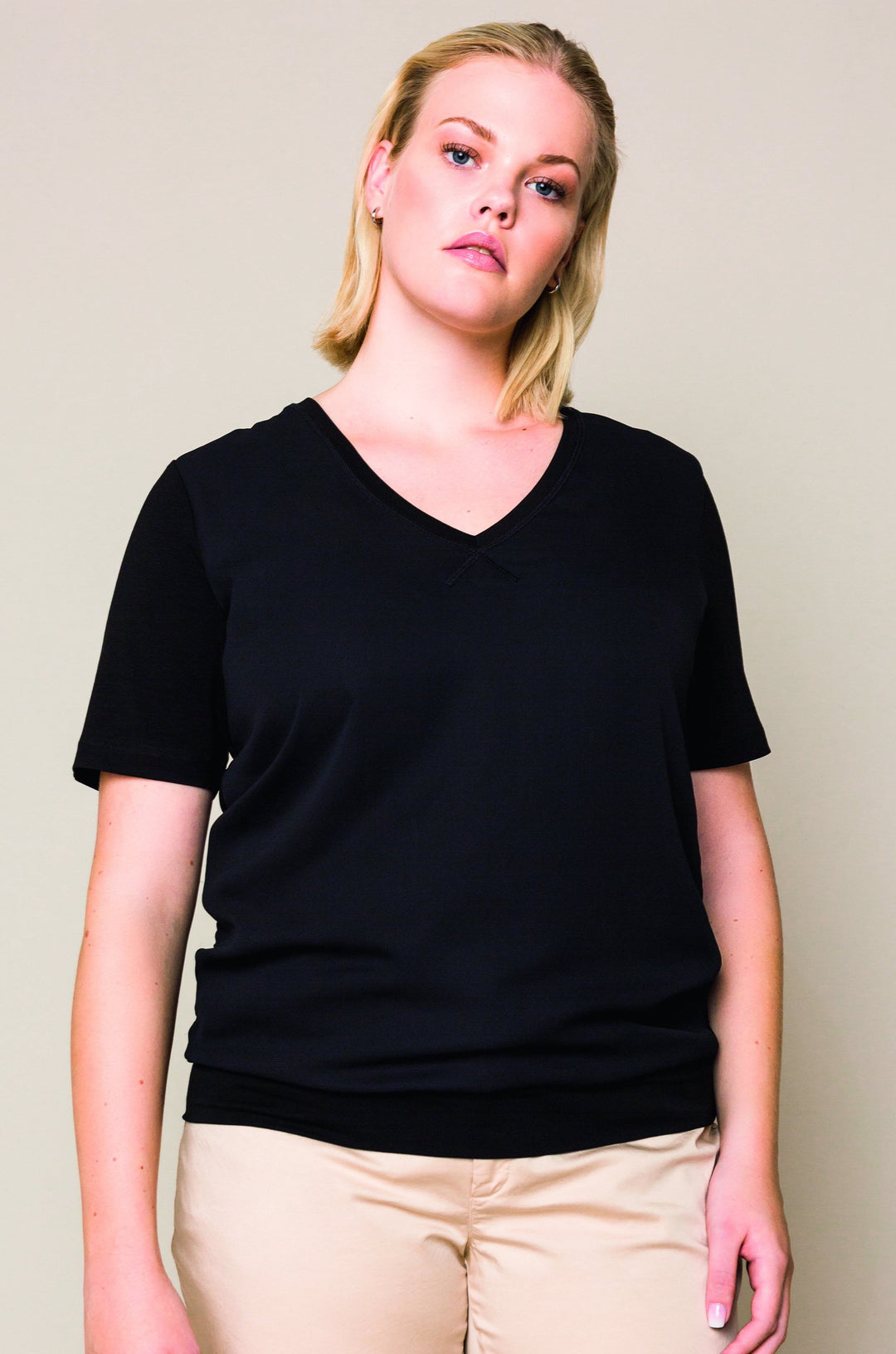 zwart t-shirt met v-hals - xandres essentials - - grote maten - dameskleding - kledingwinkel - herent - leuven